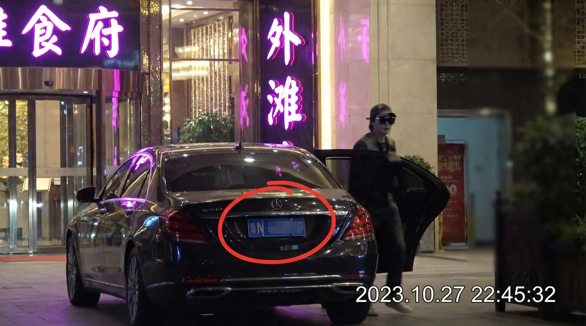 多米体育网址 - 豪车餐厅外偷拍